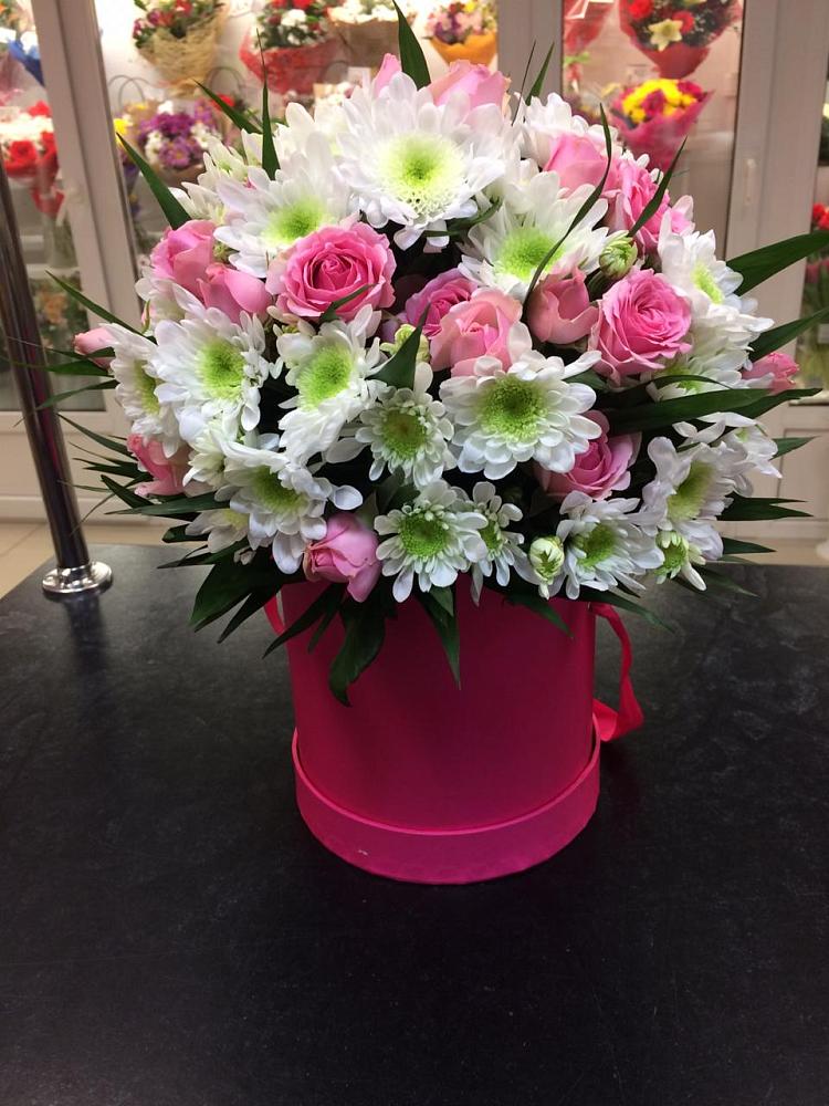 Цветочная композиция из Розы и Хризантемы в шляпной коробке в Мамонтово