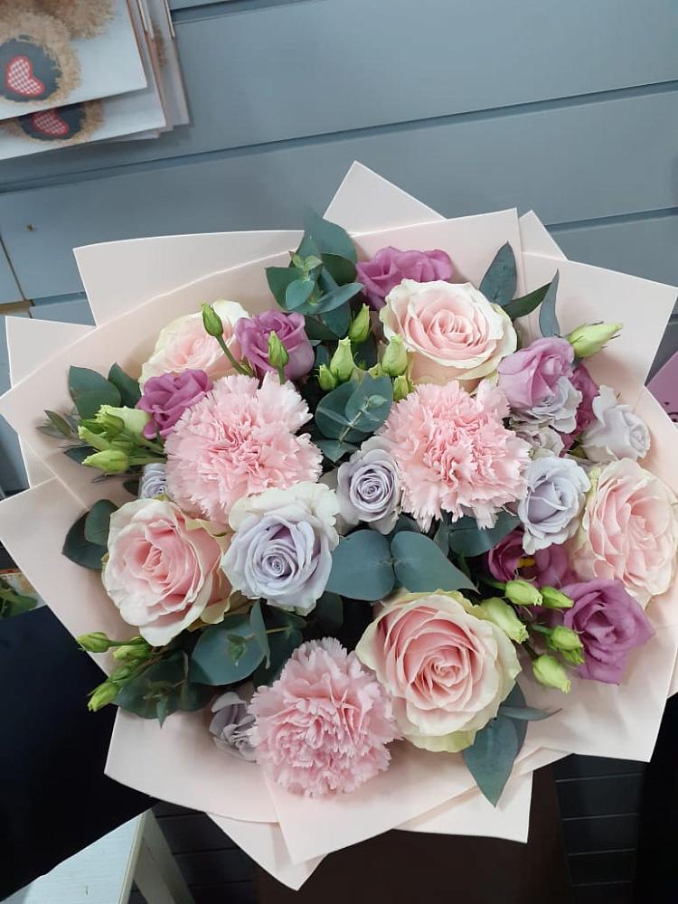 Букет цветов из: Розы, Гвоздики и Лизиантусы в Мамонтово